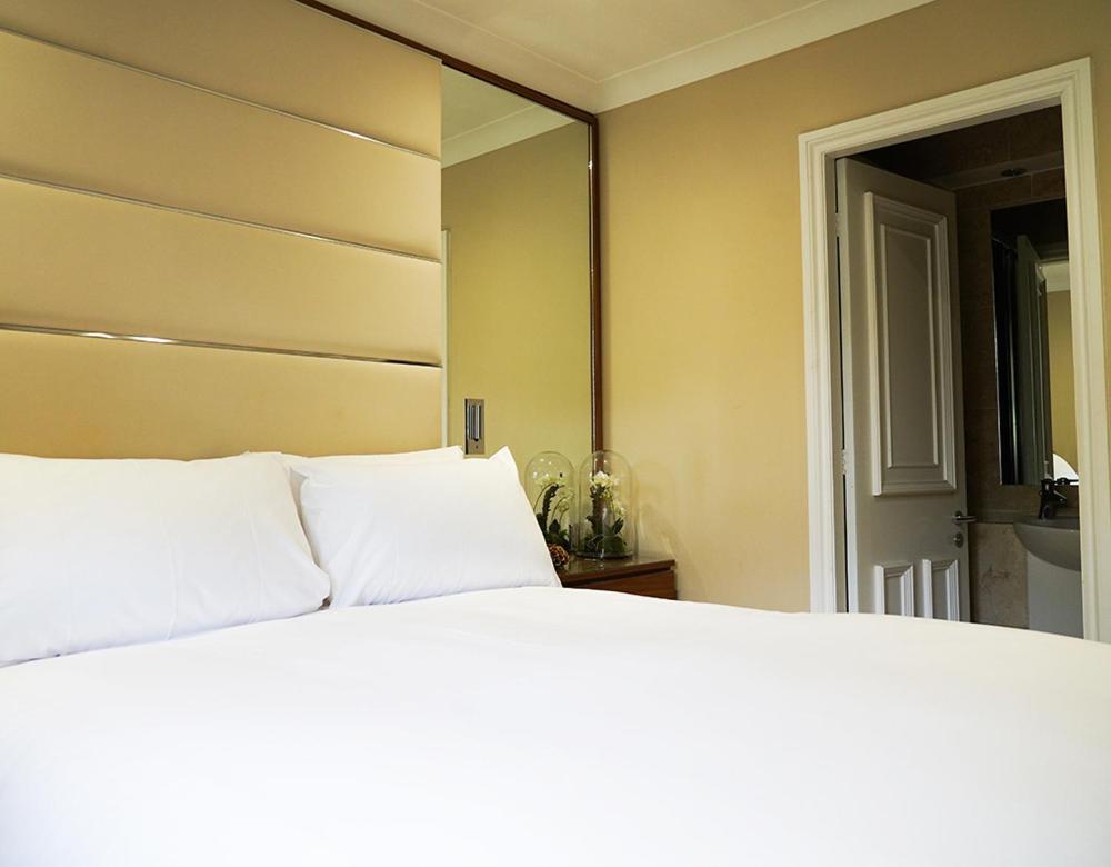 40 Winks Hospitality Hotel Durham Room photo